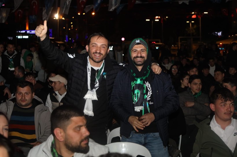 Yüzlerce kişi galibiyeti kutladı… “Bu zafer hepimizin” - Resim : 3