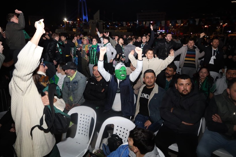 İzmit Kent Meydanı'nda Yeşil-Siyahlılar galibiyetin keyfini yaşadı - Resim: 4