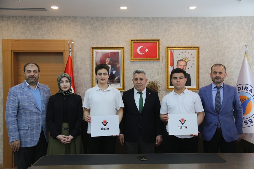 TÜBİTAK Araştırma Projeleri bölge ikincisi olan öğrenciler Erol Ölmez'i ziyaret etti - Resim : 3
