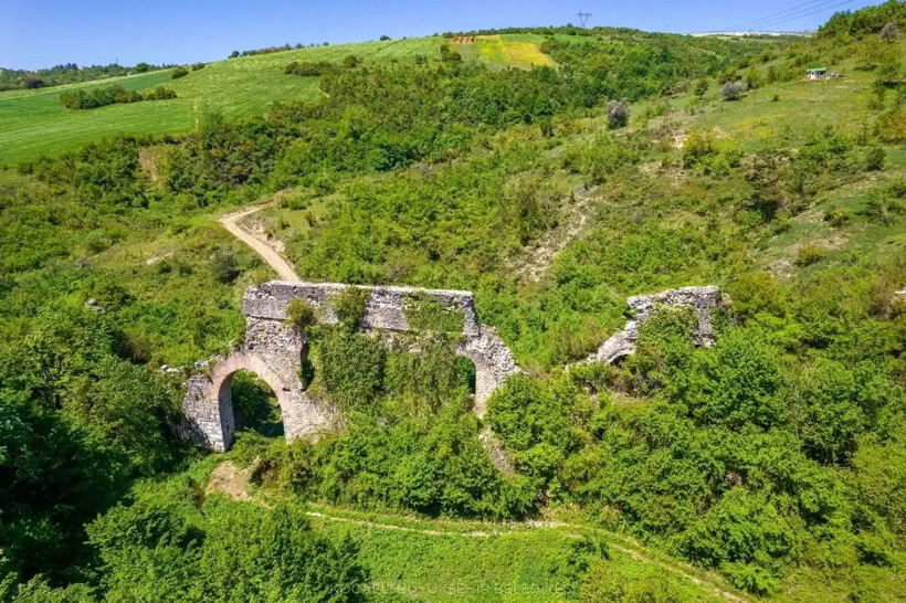 1800 yıldır ayakta duruyor… İzmit’te ağaçların arasında saklanan gizli tarih! - Resim : 1