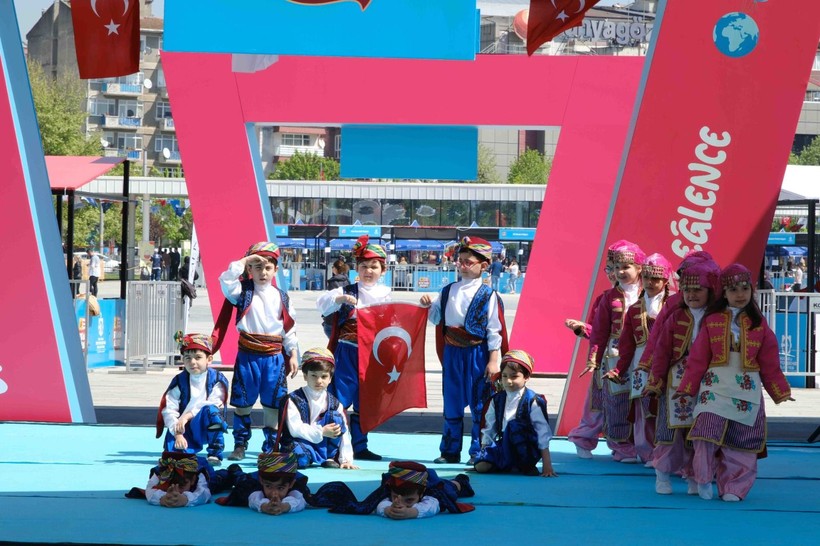 “Arı Maya” Kocaelili minikler için sahnede - Resim: 5