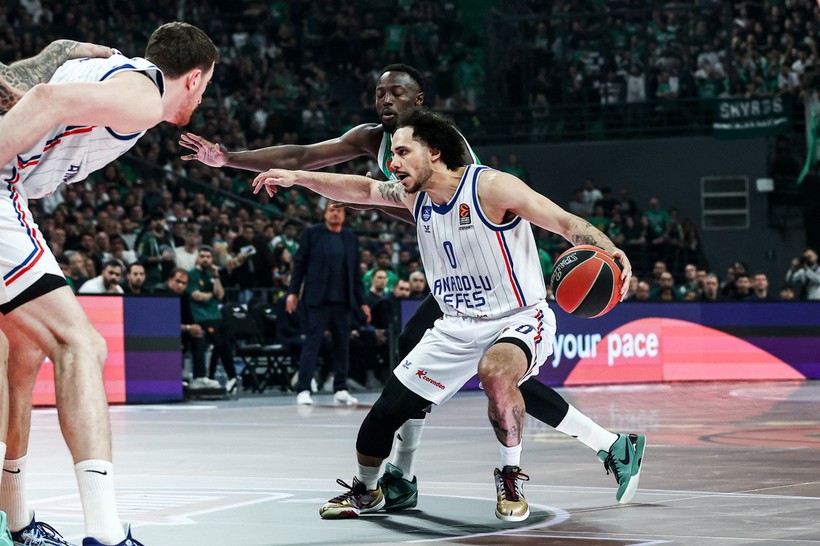 Anadolu Efes, Yunanistan'dan galibiyeti çaldı! 76-79 - Resim : 2