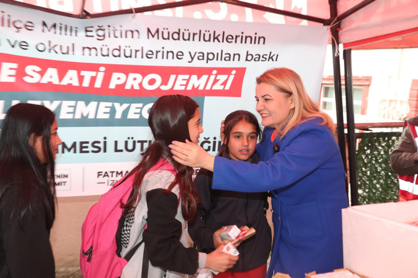 Fatma Kaplan Hürriyet okul önüne gidip yemek dağıttı! - Resim : 1