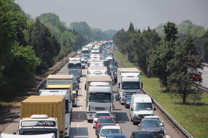 Sürücü kontrolü kaybetti; Kocaeli plakalı TIR bariyerlere çarptı! - Resim : 1