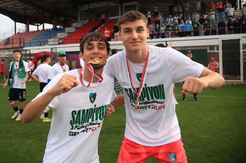 Kocaelispor U-19’da büyük coşku… Şampiyonluk bizim kupa bizim! Foto Galeri - Resim: 40