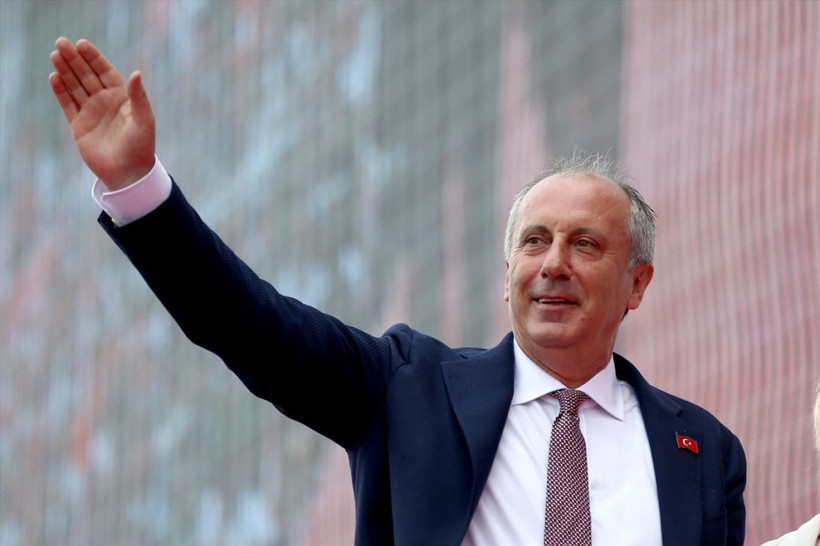 Cüneyt Özdemir ünlü siyasetçiye topa tuttu! - Resim: 5