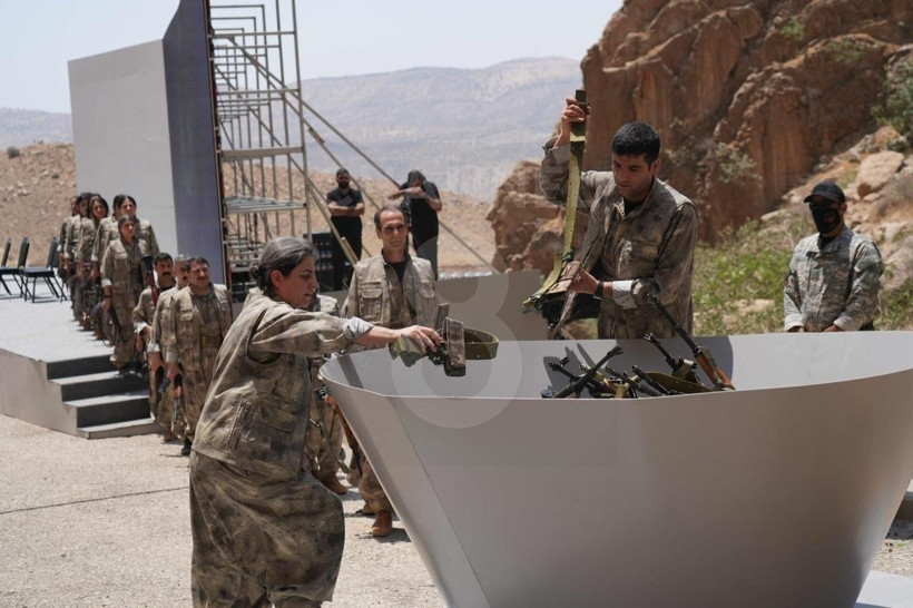 Terör örgütü PKK silahlarını yaktı - Resim: 3