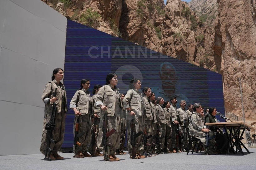 Terör örgütü PKK silahlarını yaktı - Resim: 4