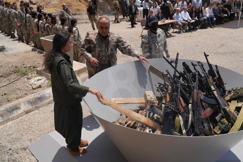 Terör örgütü PKK silahlarını yaktı - Resim: 8