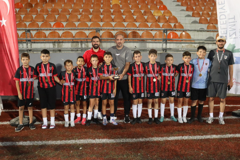 İzmit'te Zafer Bayramı futbolla birleşti - Resim : 2