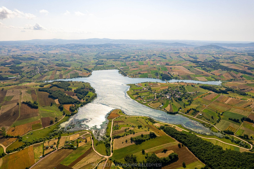 Bu gölet Kocaeli’de: Kollarını açmış herkesi kucaklıyor! - Resim : 1