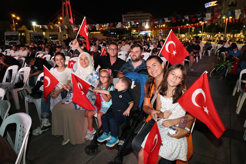 Kocaelililer, mili coşkuyu dev ekranda yaşadı; Ay-Yıldızlı coşku meydana sığmadı - Resim : 2