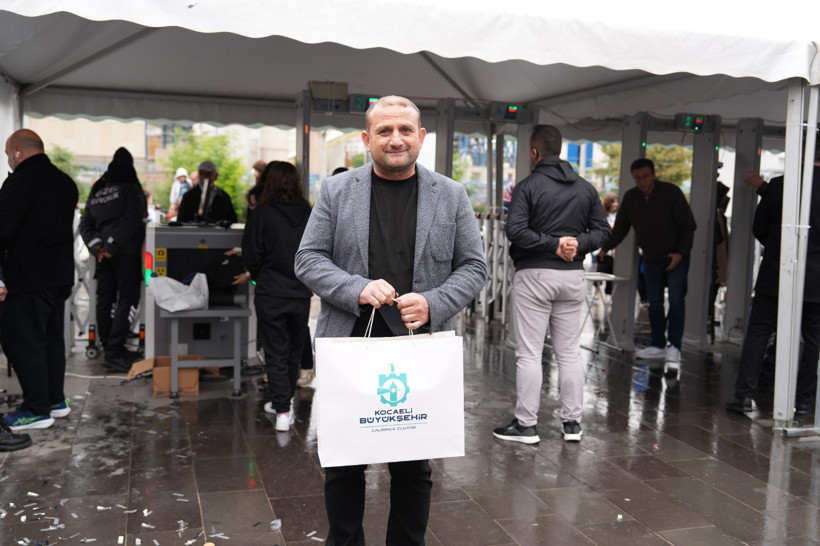 Kocaeli Kitap Fuarı'nın 1 milyonuncu ziyaretçisine konfetili kutlama - Resim : 1