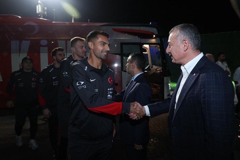 Tahir Büyükakın A Milli Takımı stadyumda karşıladı - Resim : 2