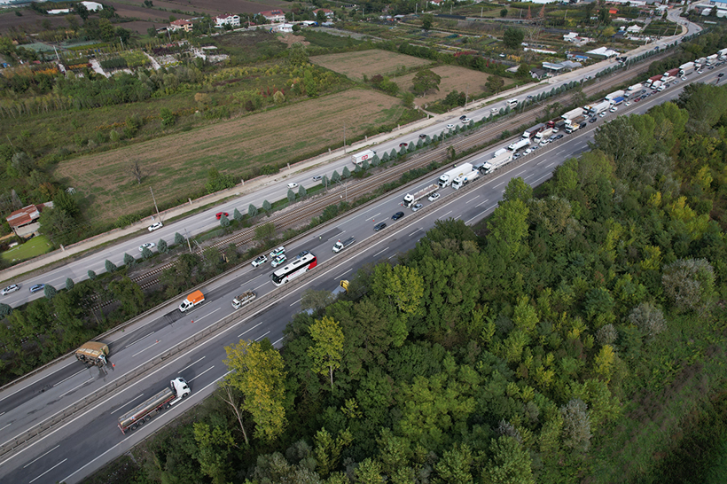 Anadolu Otoyolu'nu kilitleyen kaza... Yan yattı! - Resim : 1