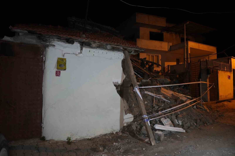 Balıkesir'de bina çöktü - Resim: 1