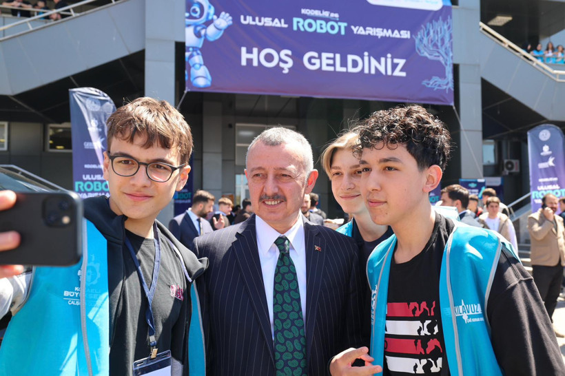 Tahir Büyükakın, robot yarışmasına katıldı: Bu yarışmanın kazananı Türkiye ve Kocaeli olacak - Resim : 1