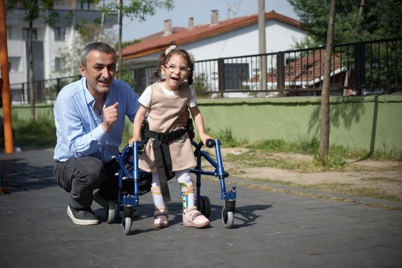 Babadan kızına su borusundan umut yolu! "Kızım yürüsün diye" - Resim : 1