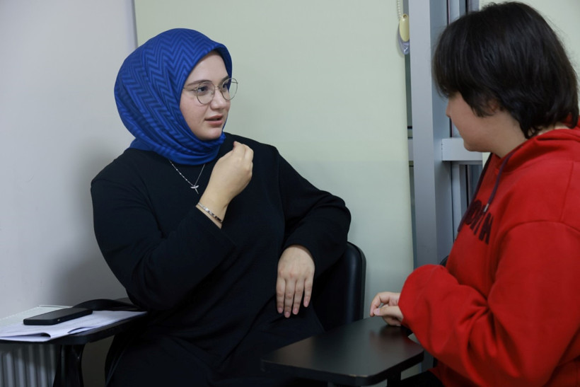 Oğullarına kız istemek için işaret dili öğrendiler - Resim : 2