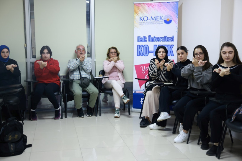 Oğullarına kız istemek için işaret dili öğrendiler - Resim : 1