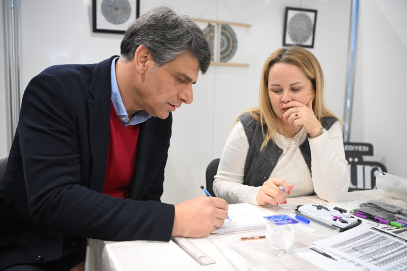 Kartepe Belediyesi'nden Geçmişten Geleceğe Sevgi sergisi düzenledi