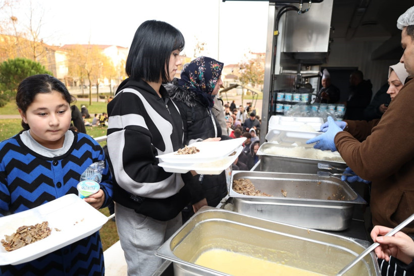 Kocaeli Büyükşehir Belediyesi'nden Darıcalılara yemek ikramı - Resim : 1