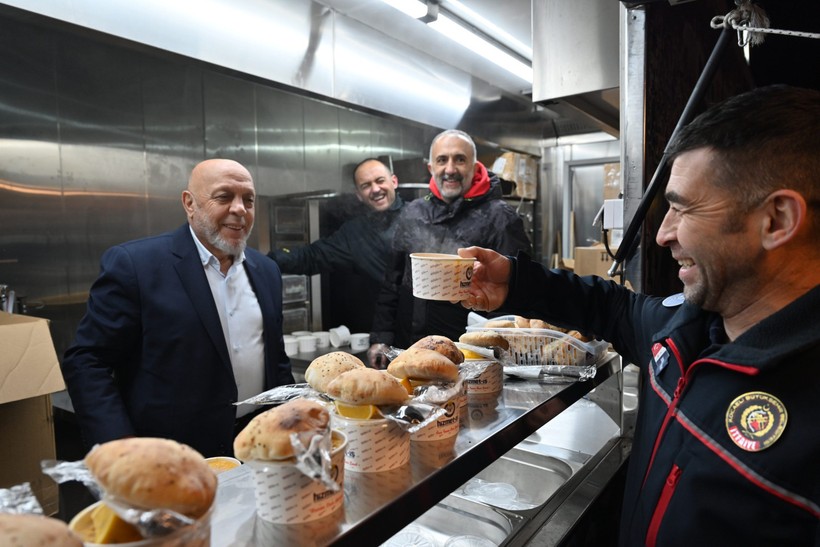 HAK-İŞ Genel Başkanı Mahmut Arslan yeni yıla itfaiyecilerle birlikte girdi - Resim : 5