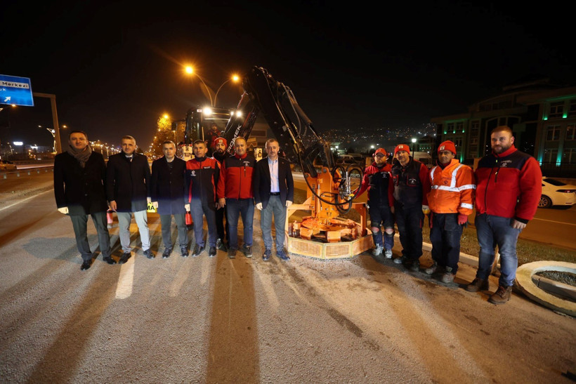 Kocaeli Büyükşehir Belediyesi'nde yeni yıl gecesi yol bakım hizmeti devam etti - Resim : 2