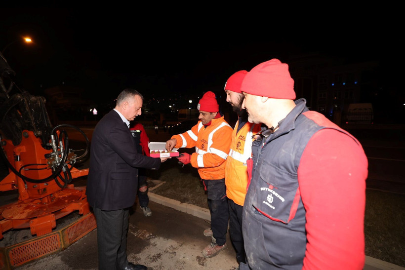 Kocaeli Büyükşehir Belediyesi'nde yeni yıl gecesi yol bakım hizmeti devam etti - Resim : 1