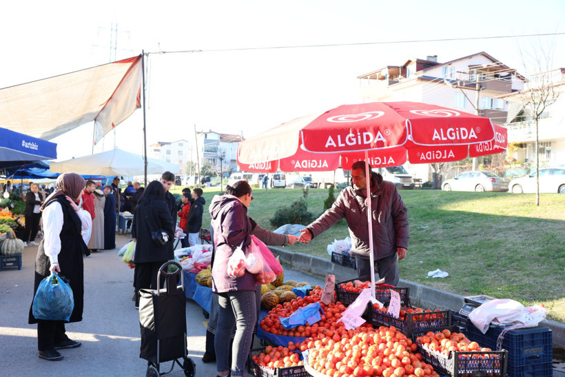 Çınarlı Semt Pazarı, halkın memnuniyetini kazandı - Resim : 1