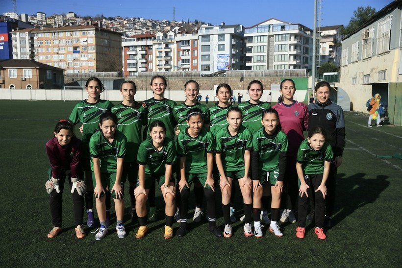 Yeşil sahanın şampiyon kızları, okul sıralarında da zirvede - Resim : 1