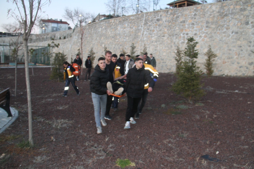 Seyir tepesinde fotoğraf çekmek isterken düşen 2 kişi yaralandı - Resim : 1