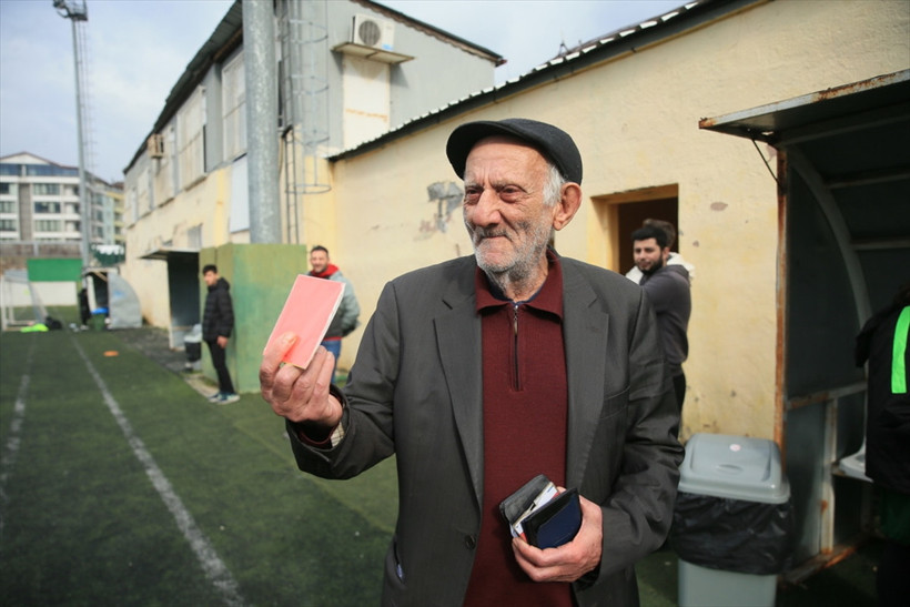 Kocaeli Haber- Futbol sevdalısı emektar köfteci, işi bıraktı hakemliği bırakamadı 