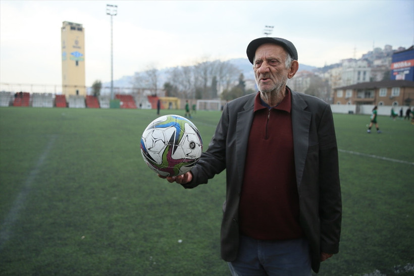 Kocaeli Haber- Futbol sevdalısı emektar köfteci, işi bıraktı hakemliği bırakamadı 