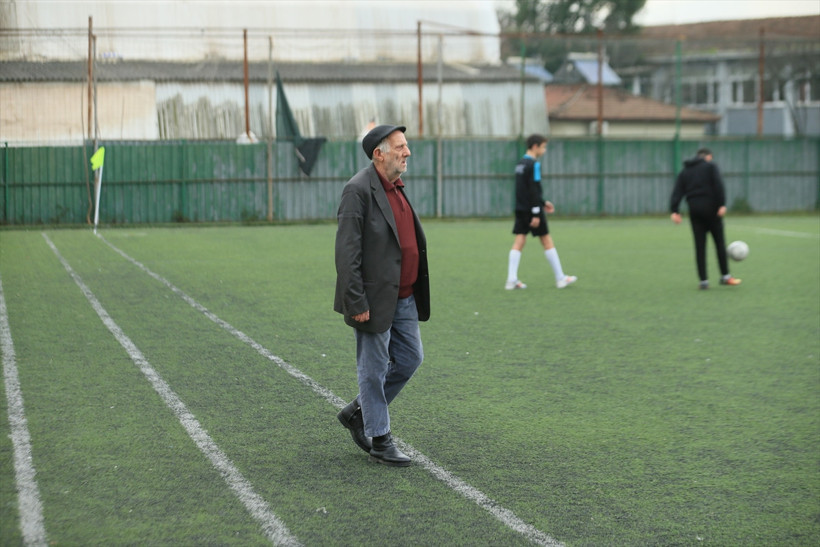 Kocaeli Haber- Futbol sevdalısı emektar köfteci, işi bıraktı hakemliği bırakamadı 