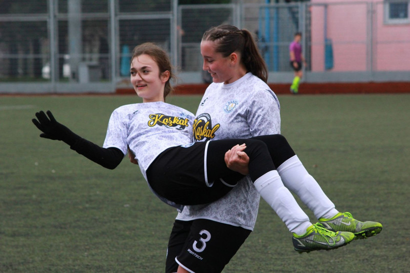 Gölcükspor - Derince Yavuzspor kadın futbol maçının fotoğrafları - Resim: 13