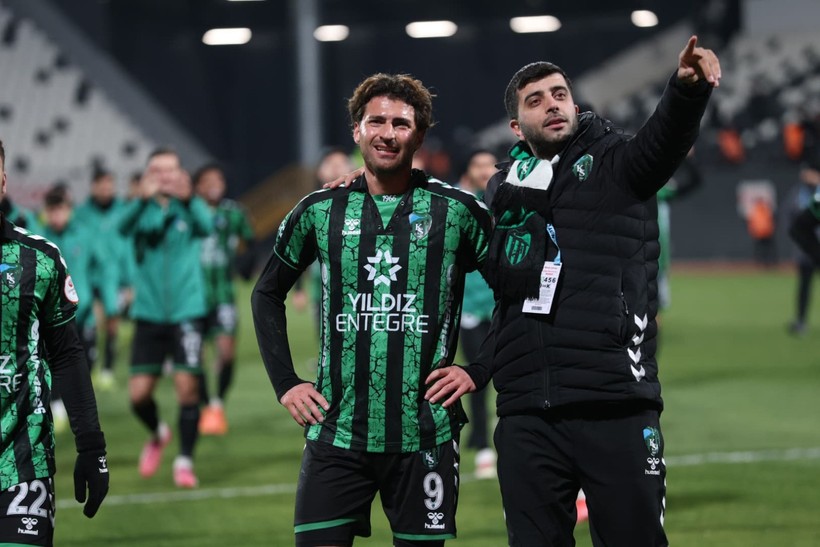 Kocaelispor taraftarı Ahmet Sağat’ı bağrına bastı - Resim : 1
