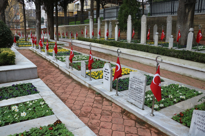 Şehitliklerde çiçekler açtı - Resim : 1