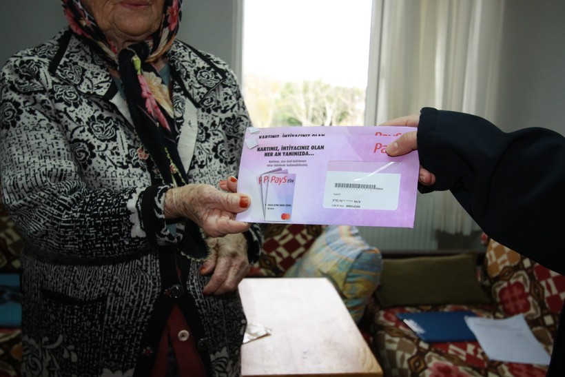 Kocaeli Büyükşehir, 65 yaş üstü vatandaşların kartlarını evlerine teslim ediyor - Resim : 2