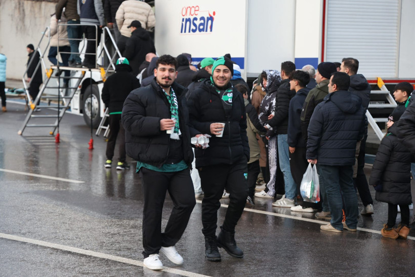Kocaeli Büyükşehir Belediyesi'den Kocaelispor taraftarlarına iftarlık ikramı - Resim : 1