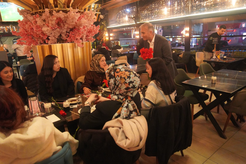 Saadet Partisi’nden gençlere karanfilli ziyaret - Resim : 2