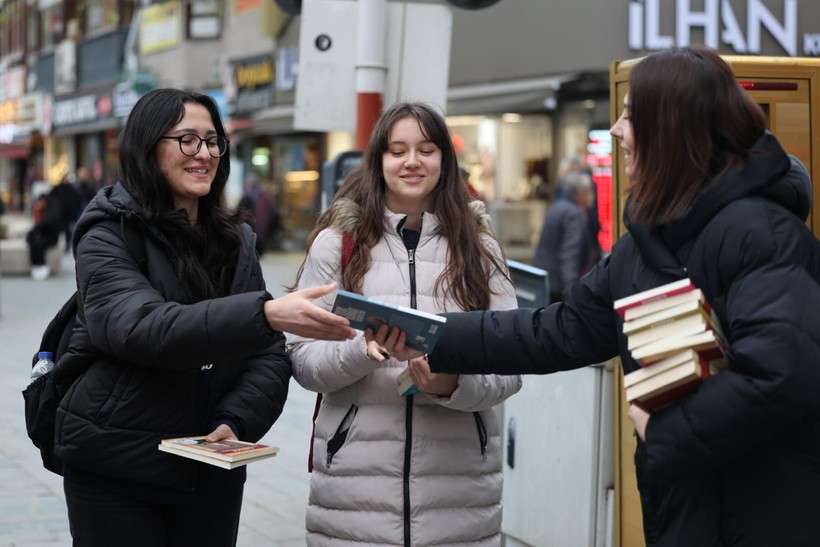 Kitap sevgisi sokağa taşındı; Cumhuriyet Bulvarı’nda kitap sürprizi - Resim: 1