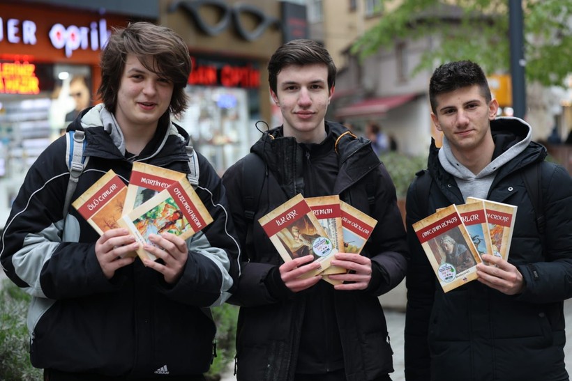 Kitap sevgisi sokağa taşındı; Cumhuriyet Bulvarı’nda kitap sürprizi - Resim: 3