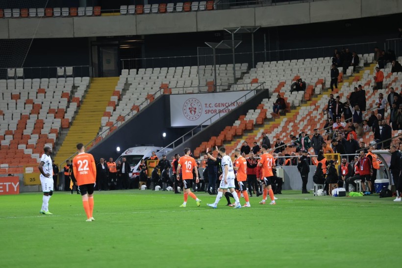 Bu ne biçim bir hakem böyle! - Resim : 1