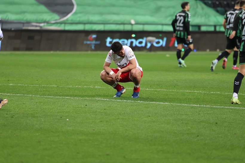 Kocaelispor taraftarı sustu, pankartlar konuştu! - Resim : 2