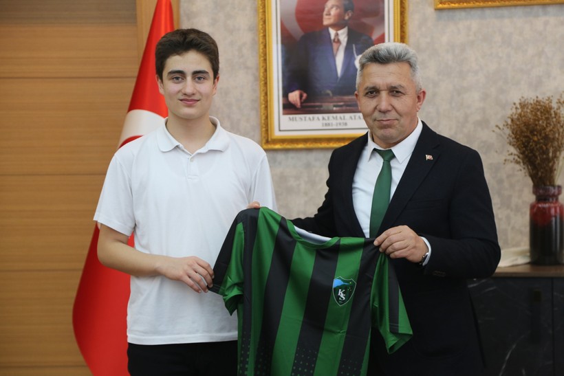 TÜBİTAK Araştırma Projeleri bölge ikincisi olan öğrenciler Erol Ölmez'i ziyaret etti - Resim : 1