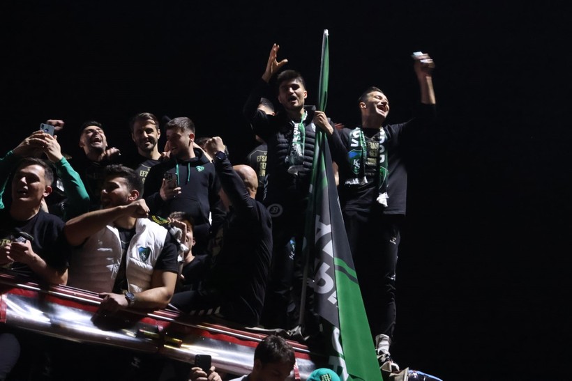 Yeşil siyahlı futbolcular şampiyonluğu taraftara armağan etti - Resim : 1