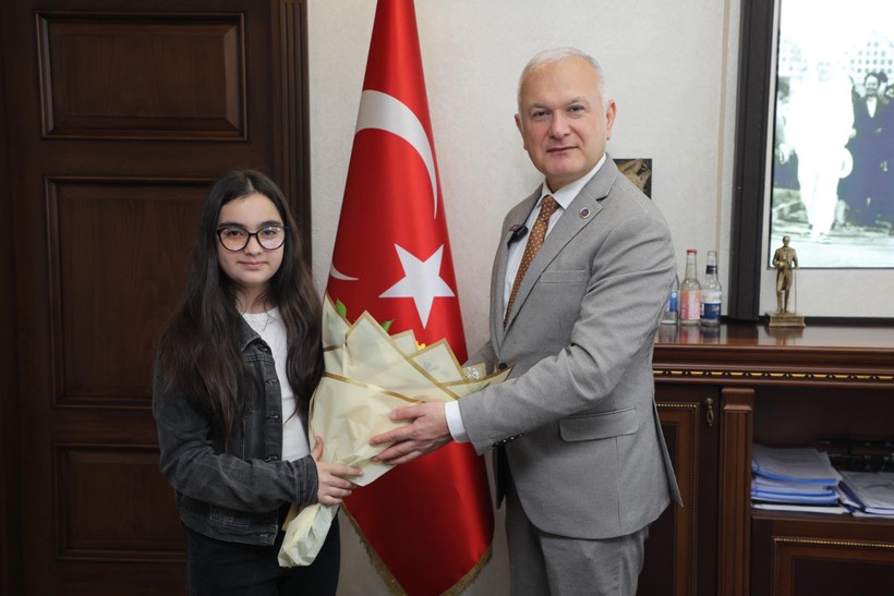 23 Nisan’da başkanlık koltuğu minik Ada’ya emanet edildi - Resim : 3