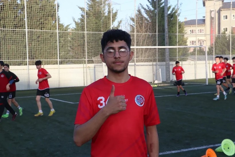 Tıptan yeşil sahaya: İki hayalinin peşinden koşuyor! - Resim : 3