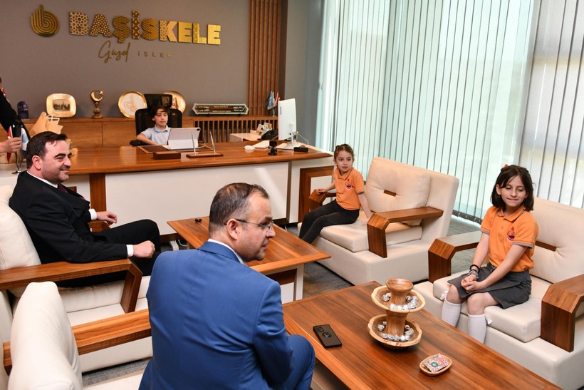 Yasin Özlü, koltuğunu minik Abdullah'a devretti - Resim : 1